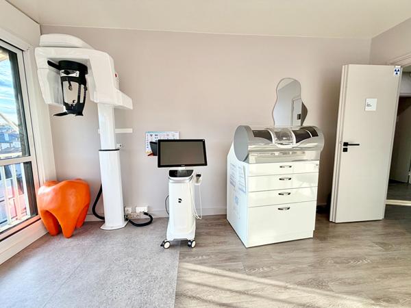 Cabinet dentaire avec 2 fauteuils dans bel appartement 3 pièces