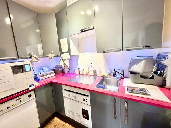 Cabinet dentaire avec 2 fauteuils dans bel appartement 3 pièces
