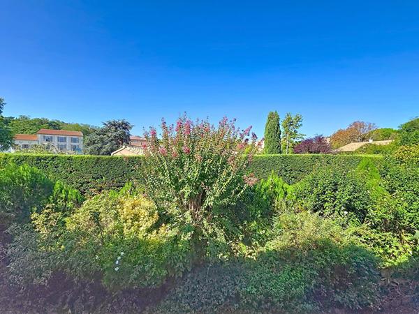 Exclusivité Nestenn Immobilier. Au centre-ville de Castanet-Tolosan. Appartement T3 à vendre avec balcon, jardin et 2 parkings.