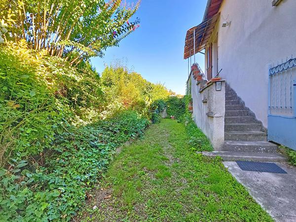 Exclusivité Nestenn Immobilier. Au centre-ville de Castanet-Tolosan. Appartement T3 à vendre avec balcon, jardin et 2 parkings.