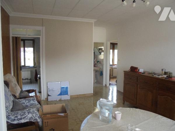 Maison mitoyenne d'un côté avec jardin, 3 chambres.