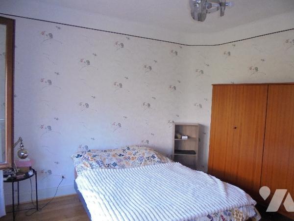 Maison mitoyenne d'un côté avec jardin, 3 chambres.