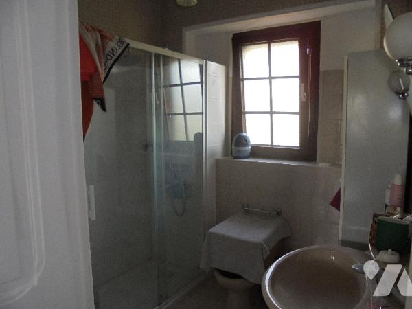 Maison mitoyenne d'un côté avec jardin, 3 chambres.