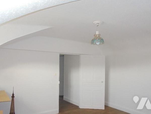 Maison mitoyenne d'un côté avec jardin, 3 chambres.