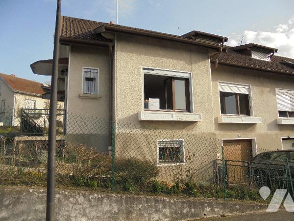 Maison mitoyenne d'un côté avec jardin, 3 chambres.