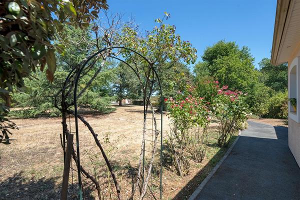 Elégante et discrète contemporaine au coeur d’un parc confidentiel.