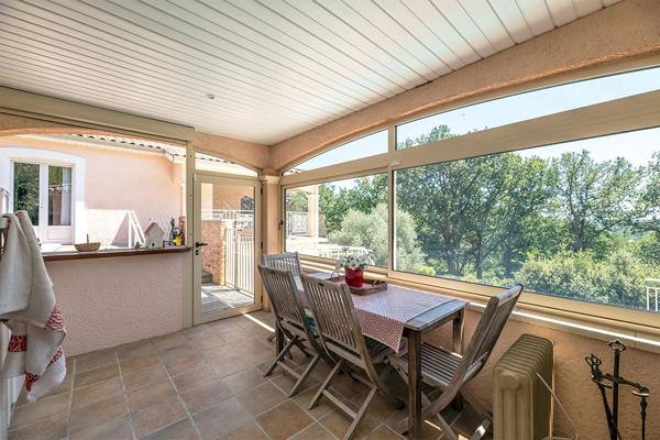 Elégante et discrète contemporaine au coeur d’un parc confidentiel.