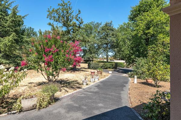 Elégante et discrète contemporaine au coeur d’un parc confidentiel.
