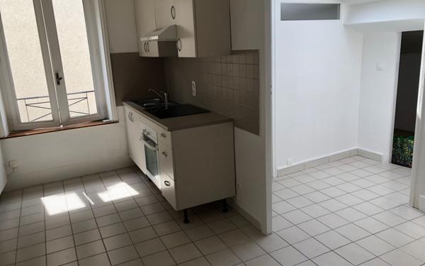 Immeuble à vendre    6 pièces •  Saint-Symphorien-d'Ozon