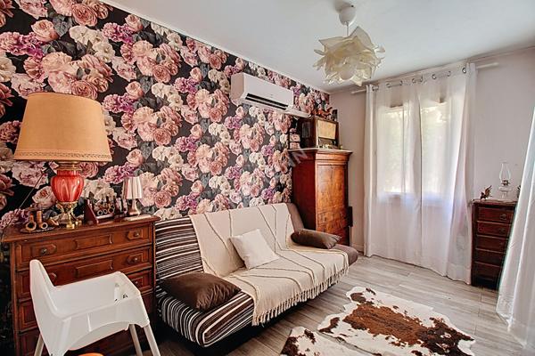 Vitrolles, Maison 5 pièces 106 m2 sur une parcelle d'environ 419m² avec piscine.