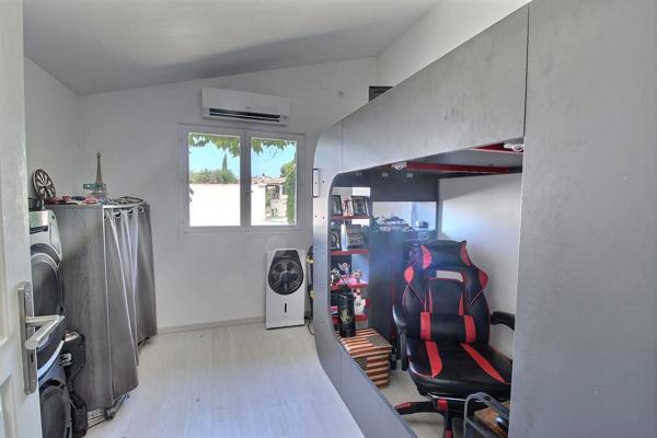 Vitrolles, Maison 5 pièces 106 m2 sur une parcelle d'environ 419m² avec piscine.