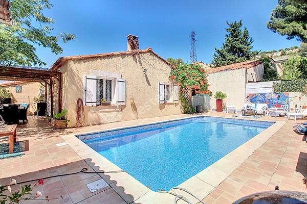 Vitrolles, Maison 5 pièces 106 m2 sur une parcelle d'environ 419m² avec piscine.