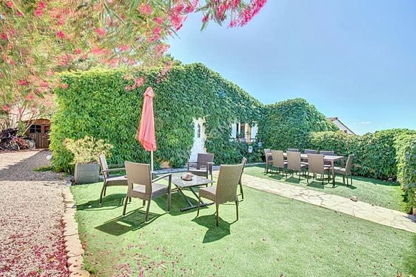 Vitrolles, Maison 5 pièces 106 m2 sur une parcelle d'environ 419m² avec piscine.