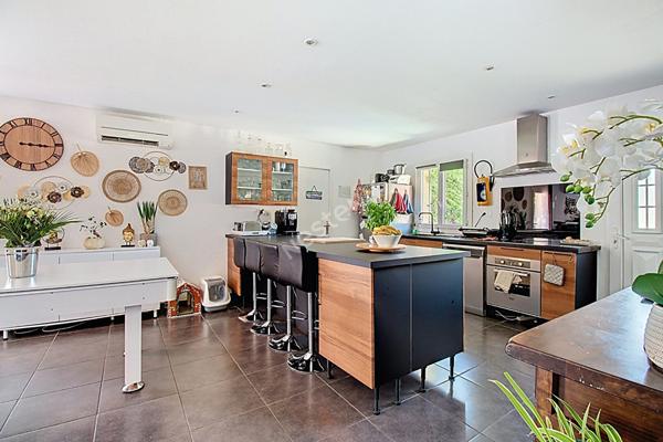 Vitrolles, Maison 5 pièces 106 m2 sur une parcelle d'environ 419m² avec piscine.