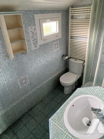 Maison à vendre à TREGUNC, 
A 1 Km d'une boulangerie, 2 km d'un supermarché, adorable maison d...