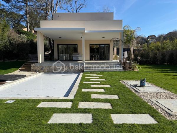 Maison traditionnelle de 318 m²