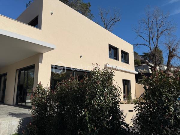 Maison traditionnelle de 318 m²