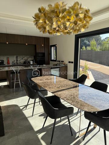 Maison traditionnelle de 318 m²