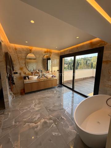 Maison traditionnelle de 318 m²