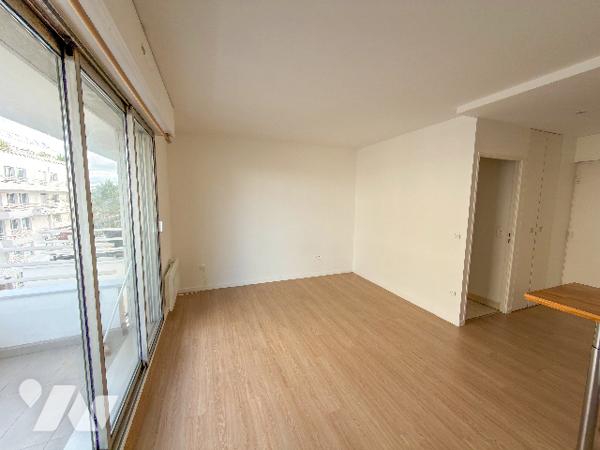 STUDIO avec terrasse, place de stationnement et cave
Métro Billancourt, avenue Emile Zola