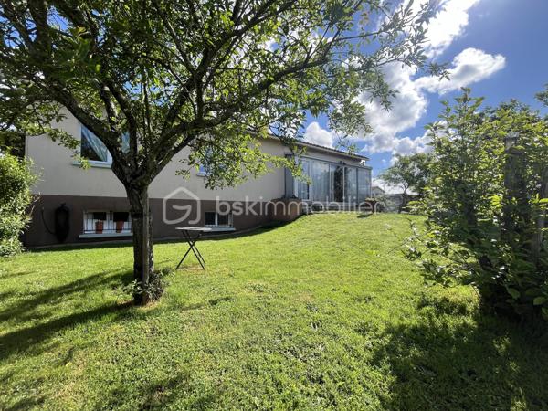 Située dans un environnement calme et agréable, cette maison sur sous-sol semi-enterré de 128 m² offre de beaux volumes et un fort potentiel pour accueillir une famille.

Au rez-de-chaussée, vous découvrirez :
-une entrée
-un salon/séjour lumineux
-une véranda agréable ouverte sur l’extérieur
-une cuisine
-3 chambres dont une avec dressing
-une salle d’eau
-un WC indépendant

Le sous-sol propose de nombreux espaces supplémentaires avec :
-une 4ème chambre
-un espace studio indépendant comprenant une grande chambre d’environ 15 m²
-une salle d’eau
-un WC séparé
-un garage

À l’extérieur, vous profiterez d’un terrain de 837 m² comprenant :
-un jardin spacieux
-une terrasse
-un atelier extérieur
-un car-port pour le stationnement
-un puits raccordé à la maison
-la fibre installée

Cette maison offre un cadre de vie idéal pour une famille recherchant espace, tranquillité et potentiel d’aménagement.

⚠️ Assainissement collectif à prévoir (devis déjà réalisé).

📞 Pour plus d’informations ou organiser une visite, contactez-moi.