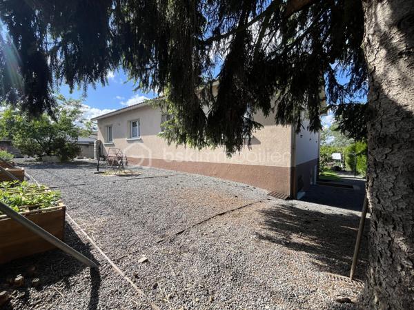Située dans un environnement calme et agréable, cette maison sur sous-sol semi-enterré de 128 m² offre de beaux volumes et un fort potentiel pour accueillir une famille.

Au rez-de-chaussée, vous découvrirez :
-une entrée
-un salon/séjour lumineux
-une véranda agréable ouverte sur l’extérieur
-une cuisine
-3 chambres dont une avec dressing
-une salle d’eau
-un WC indépendant

Le sous-sol propose de nombreux espaces supplémentaires avec :
-une 4ème chambre
-un espace studio indépendant comprenant une grande chambre d’environ 15 m²
-une salle d’eau
-un WC séparé
-un garage

À l’extérieur, vous profiterez d’un terrain de 837 m² comprenant :
-un jardin spacieux
-une terrasse
-un atelier extérieur
-un car-port pour le stationnement
-un puits raccordé à la maison
-la fibre installée

Cette maison offre un cadre de vie idéal pour une famille recherchant espace, tranquillité et potentiel d’aménagement.

⚠️ Assainissement collectif à prévoir (devis déjà réalisé).

📞 Pour plus d’informations ou organiser une visite, contactez-moi.