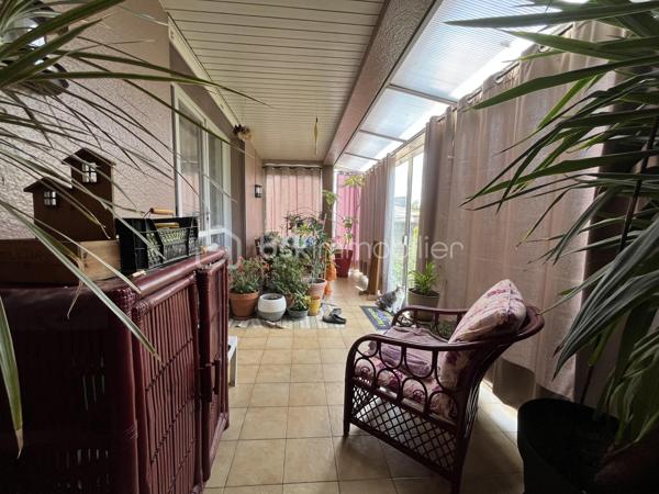 Située dans un environnement calme et agréable, cette maison sur sous-sol semi-enterré de 128 m² offre de beaux volumes et un fort potentiel pour accueillir une famille.

Au rez-de-chaussée, vous découvrirez :
-une entrée
-un salon/séjour lumineux
-une véranda agréable ouverte sur l’extérieur
-une cuisine
-3 chambres dont une avec dressing
-une salle d’eau
-un WC indépendant

Le sous-sol propose de nombreux espaces supplémentaires avec :
-une 4ème chambre
-un espace studio indépendant comprenant une grande chambre d’environ 15 m²
-une salle d’eau
-un WC séparé
-un garage

À l’extérieur, vous profiterez d’un terrain de 837 m² comprenant :
-un jardin spacieux
-une terrasse
-un atelier extérieur
-un car-port pour le stationnement
-un puits raccordé à la maison
-la fibre installée

Cette maison offre un cadre de vie idéal pour une famille recherchant espace, tranquillité et potentiel d’aménagement.

⚠️ Assainissement collectif à prévoir (devis déjà réalisé).

📞 Pour plus d’informations ou organiser une visite, contactez-moi.