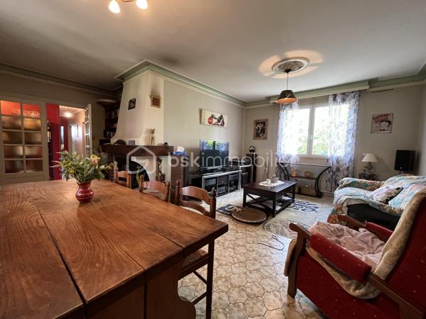 Située dans un environnement calme et agréable, cette maison sur sous-sol semi-enterré de 128 m² offre de beaux volumes et un fort potentiel pour accueillir une famille.

Au rez-de-chaussée, vous découvrirez :
-une entrée
-un salon/séjour lumineux
-une véranda agréable ouverte sur l’extérieur
-une cuisine
-3 chambres dont une avec dressing
-une salle d’eau
-un WC indépendant

Le sous-sol propose de nombreux espaces supplémentaires avec :
-une 4ème chambre
-un espace studio indépendant comprenant une grande chambre d’environ 15 m²
-une salle d’eau
-un WC séparé
-un garage

À l’extérieur, vous profiterez d’un terrain de 837 m² comprenant :
-un jardin spacieux
-une terrasse
-un atelier extérieur
-un car-port pour le stationnement
-un puits raccordé à la maison
-la fibre installée

Cette maison offre un cadre de vie idéal pour une famille recherchant espace, tranquillité et potentiel d’aménagement.

⚠️ Assainissement collectif à prévoir (devis déjà réalisé).

📞 Pour plus d’informations ou organiser une visite, contactez-moi.