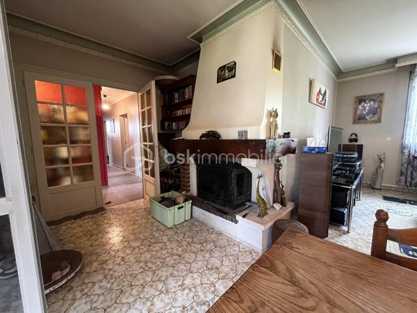 Située dans un environnement calme et agréable, cette maison sur sous-sol semi-enterré de 128 m² offre de beaux volumes et un fort potentiel pour accueillir une famille.

Au rez-de-chaussée, vous découvrirez :
-une entrée
-un salon/séjour lumineux
-une véranda agréable ouverte sur l’extérieur
-une cuisine
-3 chambres dont une avec dressing
-une salle d’eau
-un WC indépendant

Le sous-sol propose de nombreux espaces supplémentaires avec :
-une 4ème chambre
-un espace studio indépendant comprenant une grande chambre d’environ 15 m²
-une salle d’eau
-un WC séparé
-un garage

À l’extérieur, vous profiterez d’un terrain de 837 m² comprenant :
-un jardin spacieux
-une terrasse
-un atelier extérieur
-un car-port pour le stationnement
-un puits raccordé à la maison
-la fibre installée

Cette maison offre un cadre de vie idéal pour une famille recherchant espace, tranquillité et potentiel d’aménagement.

⚠️ Assainissement collectif à prévoir (devis déjà réalisé).

📞 Pour plus d’informations ou organiser une visite, contactez-moi.