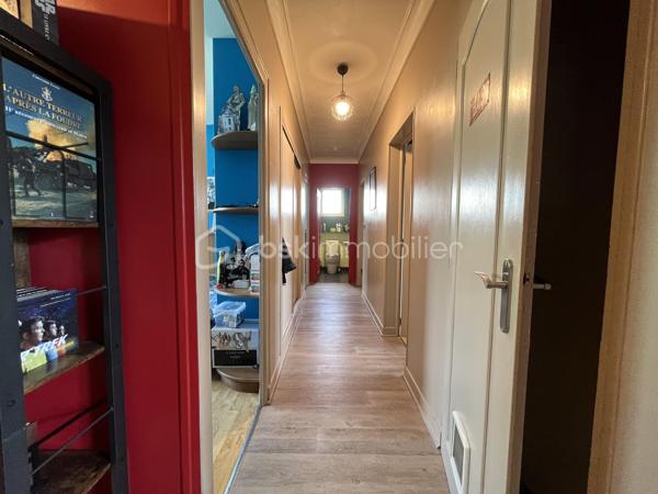 Située dans un environnement calme et agréable, cette maison sur sous-sol semi-enterré de 128 m² offre de beaux volumes et un fort potentiel pour accueillir une famille.

Au rez-de-chaussée, vous découvrirez :
-une entrée
-un salon/séjour lumineux
-une véranda agréable ouverte sur l’extérieur
-une cuisine
-3 chambres dont une avec dressing
-une salle d’eau
-un WC indépendant

Le sous-sol propose de nombreux espaces supplémentaires avec :
-une 4ème chambre
-un espace studio indépendant comprenant une grande chambre d’environ 15 m²
-une salle d’eau
-un WC séparé
-un garage

À l’extérieur, vous profiterez d’un terrain de 837 m² comprenant :
-un jardin spacieux
-une terrasse
-un atelier extérieur
-un car-port pour le stationnement
-un puits raccordé à la maison
-la fibre installée

Cette maison offre un cadre de vie idéal pour une famille recherchant espace, tranquillité et potentiel d’aménagement.

⚠️ Assainissement collectif à prévoir (devis déjà réalisé).

📞 Pour plus d’informations ou organiser une visite, contactez-moi.