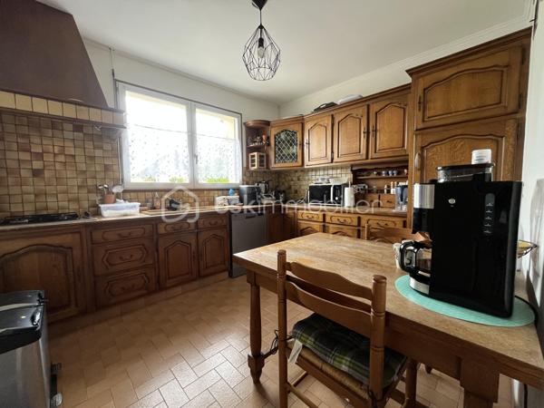 Située dans un environnement calme et agréable, cette maison sur sous-sol semi-enterré de 128 m² offre de beaux volumes et un fort potentiel pour accueillir une famille.

Au rez-de-chaussée, vous découvrirez :
-une entrée
-un salon/séjour lumineux
-une véranda agréable ouverte sur l’extérieur
-une cuisine
-3 chambres dont une avec dressing
-une salle d’eau
-un WC indépendant

Le sous-sol propose de nombreux espaces supplémentaires avec :
-une 4ème chambre
-un espace studio indépendant comprenant une grande chambre d’environ 15 m²
-une salle d’eau
-un WC séparé
-un garage

À l’extérieur, vous profiterez d’un terrain de 837 m² comprenant :
-un jardin spacieux
-une terrasse
-un atelier extérieur
-un car-port pour le stationnement
-un puits raccordé à la maison
-la fibre installée

Cette maison offre un cadre de vie idéal pour une famille recherchant espace, tranquillité et potentiel d’aménagement.

⚠️ Assainissement collectif à prévoir (devis déjà réalisé).

📞 Pour plus d’informations ou organiser une visite, contactez-moi.