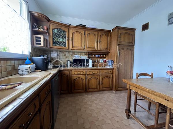 Située dans un environnement calme et agréable, cette maison sur sous-sol semi-enterré de 128 m² offre de beaux volumes et un fort potentiel pour accueillir une famille.

Au rez-de-chaussée, vous découvrirez :
-une entrée
-un salon/séjour lumineux
-une véranda agréable ouverte sur l’extérieur
-une cuisine
-3 chambres dont une avec dressing
-une salle d’eau
-un WC indépendant

Le sous-sol propose de nombreux espaces supplémentaires avec :
-une 4ème chambre
-un espace studio indépendant comprenant une grande chambre d’environ 15 m²
-une salle d’eau
-un WC séparé
-un garage

À l’extérieur, vous profiterez d’un terrain de 837 m² comprenant :
-un jardin spacieux
-une terrasse
-un atelier extérieur
-un car-port pour le stationnement
-un puits raccordé à la maison
-la fibre installée

Cette maison offre un cadre de vie idéal pour une famille recherchant espace, tranquillité et potentiel d’aménagement.

⚠️ Assainissement collectif à prévoir (devis déjà réalisé).

📞 Pour plus d’informations ou organiser une visite, contactez-moi.