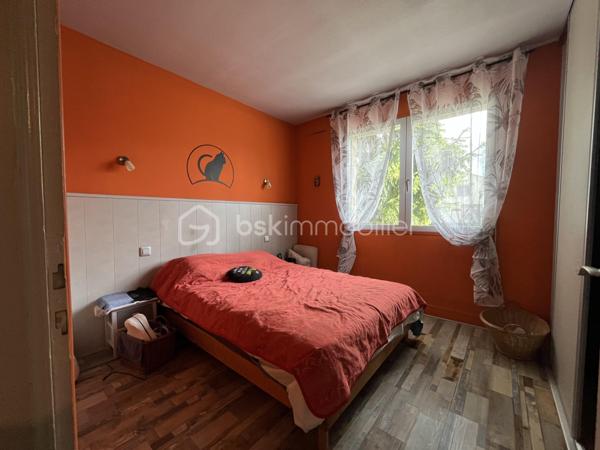 Située dans un environnement calme et agréable, cette maison sur sous-sol semi-enterré de 128 m² offre de beaux volumes et un fort potentiel pour accueillir une famille.

Au rez-de-chaussée, vous découvrirez :
-une entrée
-un salon/séjour lumineux
-une véranda agréable ouverte sur l’extérieur
-une cuisine
-3 chambres dont une avec dressing
-une salle d’eau
-un WC indépendant

Le sous-sol propose de nombreux espaces supplémentaires avec :
-une 4ème chambre
-un espace studio indépendant comprenant une grande chambre d’environ 15 m²
-une salle d’eau
-un WC séparé
-un garage

À l’extérieur, vous profiterez d’un terrain de 837 m² comprenant :
-un jardin spacieux
-une terrasse
-un atelier extérieur
-un car-port pour le stationnement
-un puits raccordé à la maison
-la fibre installée

Cette maison offre un cadre de vie idéal pour une famille recherchant espace, tranquillité et potentiel d’aménagement.

⚠️ Assainissement collectif à prévoir (devis déjà réalisé).

📞 Pour plus d’informations ou organiser une visite, contactez-moi.