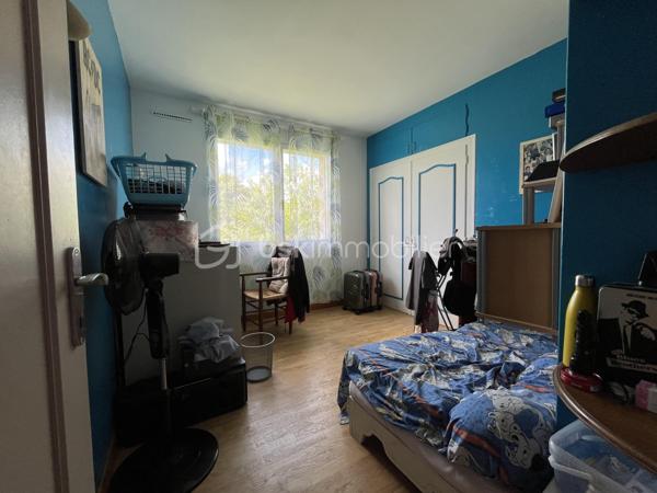 Située dans un environnement calme et agréable, cette maison sur sous-sol semi-enterré de 128 m² offre de beaux volumes et un fort potentiel pour accueillir une famille.

Au rez-de-chaussée, vous découvrirez :
-une entrée
-un salon/séjour lumineux
-une véranda agréable ouverte sur l’extérieur
-une cuisine
-3 chambres dont une avec dressing
-une salle d’eau
-un WC indépendant

Le sous-sol propose de nombreux espaces supplémentaires avec :
-une 4ème chambre
-un espace studio indépendant comprenant une grande chambre d’environ 15 m²
-une salle d’eau
-un WC séparé
-un garage

À l’extérieur, vous profiterez d’un terrain de 837 m² comprenant :
-un jardin spacieux
-une terrasse
-un atelier extérieur
-un car-port pour le stationnement
-un puits raccordé à la maison
-la fibre installée

Cette maison offre un cadre de vie idéal pour une famille recherchant espace, tranquillité et potentiel d’aménagement.

⚠️ Assainissement collectif à prévoir (devis déjà réalisé).

📞 Pour plus d’informations ou organiser une visite, contactez-moi.