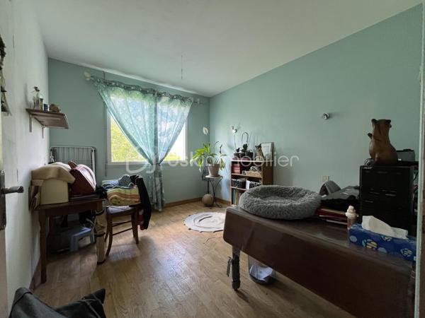 Située dans un environnement calme et agréable, cette maison sur sous-sol semi-enterré de 128 m² offre de beaux volumes et un fort potentiel pour accueillir une famille.

Au rez-de-chaussée, vous découvrirez :
-une entrée
-un salon/séjour lumineux
-une véranda agréable ouverte sur l’extérieur
-une cuisine
-3 chambres dont une avec dressing
-une salle d’eau
-un WC indépendant

Le sous-sol propose de nombreux espaces supplémentaires avec :
-une 4ème chambre
-un espace studio indépendant comprenant une grande chambre d’environ 15 m²
-une salle d’eau
-un WC séparé
-un garage

À l’extérieur, vous profiterez d’un terrain de 837 m² comprenant :
-un jardin spacieux
-une terrasse
-un atelier extérieur
-un car-port pour le stationnement
-un puits raccordé à la maison
-la fibre installée

Cette maison offre un cadre de vie idéal pour une famille recherchant espace, tranquillité et potentiel d’aménagement.

⚠️ Assainissement collectif à prévoir (devis déjà réalisé).

📞 Pour plus d’informations ou organiser une visite, contactez-moi.