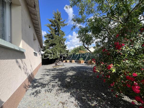Située dans un environnement calme et agréable, cette maison sur sous-sol semi-enterré de 128 m² offre de beaux volumes et un fort potentiel pour accueillir une famille.

Au rez-de-chaussée, vous découvrirez :
-une entrée
-un salon/séjour lumineux
-une véranda agréable ouverte sur l’extérieur
-une cuisine
-3 chambres dont une avec dressing
-une salle d’eau
-un WC indépendant

Le sous-sol propose de nombreux espaces supplémentaires avec :
-une 4ème chambre
-un espace studio indépendant comprenant une grande chambre d’environ 15 m²
-une salle d’eau
-un WC séparé
-un garage

À l’extérieur, vous profiterez d’un terrain de 837 m² comprenant :
-un jardin spacieux
-une terrasse
-un atelier extérieur
-un car-port pour le stationnement
-un puits raccordé à la maison
-la fibre installée

Cette maison offre un cadre de vie idéal pour une famille recherchant espace, tranquillité et potentiel d’aménagement.

⚠️ Assainissement collectif à prévoir (devis déjà réalisé).

📞 Pour plus d’informations ou organiser une visite, contactez-moi.