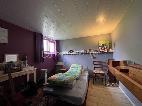 Située dans un environnement calme et agréable, cette maison sur sous-sol semi-enterré de 128 m² offre de beaux volumes et un fort potentiel pour accueillir une famille.

Au rez-de-chaussée, vous découvrirez :
-une entrée
-un salon/séjour lumineux
-une véranda agréable ouverte sur l’extérieur
-une cuisine
-3 chambres dont une avec dressing
-une salle d’eau
-un WC indépendant

Le sous-sol propose de nombreux espaces supplémentaires avec :
-une 4ème chambre
-un espace studio indépendant comprenant une grande chambre d’environ 15 m²
-une salle d’eau
-un WC séparé
-un garage

À l’extérieur, vous profiterez d’un terrain de 837 m² comprenant :
-un jardin spacieux
-une terrasse
-un atelier extérieur
-un car-port pour le stationnement
-un puits raccordé à la maison
-la fibre installée

Cette maison offre un cadre de vie idéal pour une famille recherchant espace, tranquillité et potentiel d’aménagement.

⚠️ Assainissement collectif à prévoir (devis déjà réalisé).

📞 Pour plus d’informations ou organiser une visite, contactez-moi.