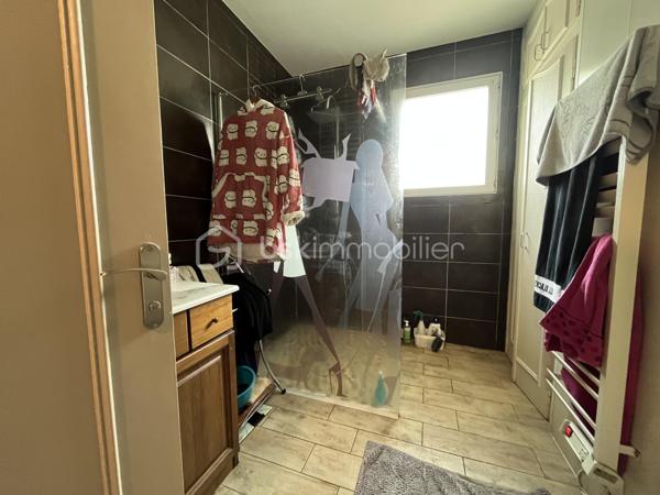 Située dans un environnement calme et agréable, cette maison sur sous-sol semi-enterré de 128 m² offre de beaux volumes et un fort potentiel pour accueillir une famille.

Au rez-de-chaussée, vous découvrirez :
-une entrée
-un salon/séjour lumineux
-une véranda agréable ouverte sur l’extérieur
-une cuisine
-3 chambres dont une avec dressing
-une salle d’eau
-un WC indépendant

Le sous-sol propose de nombreux espaces supplémentaires avec :
-une 4ème chambre
-un espace studio indépendant comprenant une grande chambre d’environ 15 m²
-une salle d’eau
-un WC séparé
-un garage

À l’extérieur, vous profiterez d’un terrain de 837 m² comprenant :
-un jardin spacieux
-une terrasse
-un atelier extérieur
-un car-port pour le stationnement
-un puits raccordé à la maison
-la fibre installée

Cette maison offre un cadre de vie idéal pour une famille recherchant espace, tranquillité et potentiel d’aménagement.

⚠️ Assainissement collectif à prévoir (devis déjà réalisé).

📞 Pour plus d’informations ou organiser une visite, contactez-moi.