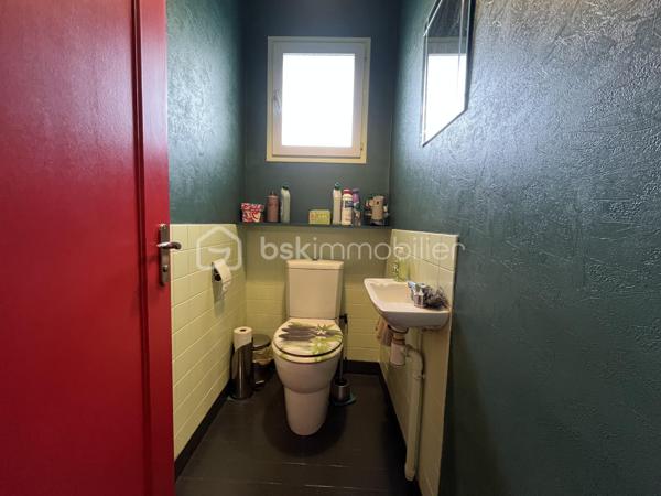 Située dans un environnement calme et agréable, cette maison sur sous-sol semi-enterré de 128 m² offre de beaux volumes et un fort potentiel pour accueillir une famille.

Au rez-de-chaussée, vous découvrirez :
-une entrée
-un salon/séjour lumineux
-une véranda agréable ouverte sur l’extérieur
-une cuisine
-3 chambres dont une avec dressing
-une salle d’eau
-un WC indépendant

Le sous-sol propose de nombreux espaces supplémentaires avec :
-une 4ème chambre
-un espace studio indépendant comprenant une grande chambre d’environ 15 m²
-une salle d’eau
-un WC séparé
-un garage

À l’extérieur, vous profiterez d’un terrain de 837 m² comprenant :
-un jardin spacieux
-une terrasse
-un atelier extérieur
-un car-port pour le stationnement
-un puits raccordé à la maison
-la fibre installée

Cette maison offre un cadre de vie idéal pour une famille recherchant espace, tranquillité et potentiel d’aménagement.

⚠️ Assainissement collectif à prévoir (devis déjà réalisé).

📞 Pour plus d’informations ou organiser une visite, contactez-moi.