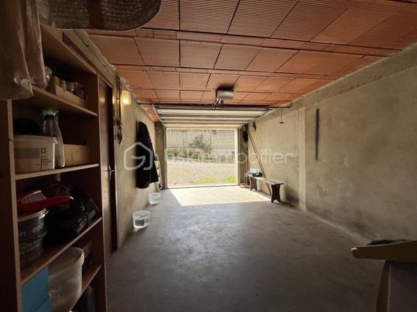 Située dans un environnement calme et agréable, cette maison sur sous-sol semi-enterré de 128 m² offre de beaux volumes et un fort potentiel pour accueillir une famille.

Au rez-de-chaussée, vous découvrirez :
-une entrée
-un salon/séjour lumineux
-une véranda agréable ouverte sur l’extérieur
-une cuisine
-3 chambres dont une avec dressing
-une salle d’eau
-un WC indépendant

Le sous-sol propose de nombreux espaces supplémentaires avec :
-une 4ème chambre
-un espace studio indépendant comprenant une grande chambre d’environ 15 m²
-une salle d’eau
-un WC séparé
-un garage

À l’extérieur, vous profiterez d’un terrain de 837 m² comprenant :
-un jardin spacieux
-une terrasse
-un atelier extérieur
-un car-port pour le stationnement
-un puits raccordé à la maison
-la fibre installée

Cette maison offre un cadre de vie idéal pour une famille recherchant espace, tranquillité et potentiel d’aménagement.

⚠️ Assainissement collectif à prévoir (devis déjà réalisé).

📞 Pour plus d’informations ou organiser une visite, contactez-moi.