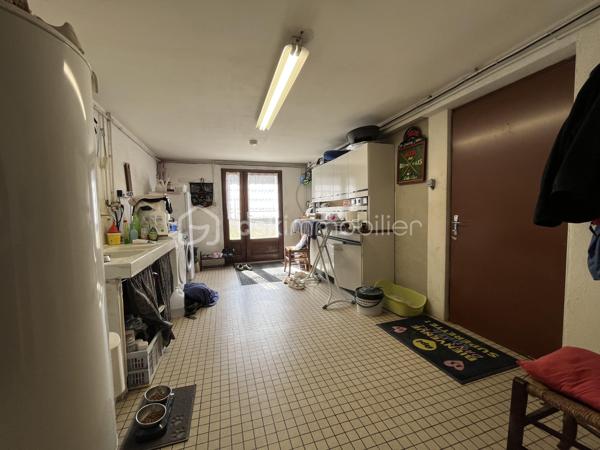 Située dans un environnement calme et agréable, cette maison sur sous-sol semi-enterré de 128 m² offre de beaux volumes et un fort potentiel pour accueillir une famille.

Au rez-de-chaussée, vous découvrirez :
-une entrée
-un salon/séjour lumineux
-une véranda agréable ouverte sur l’extérieur
-une cuisine
-3 chambres dont une avec dressing
-une salle d’eau
-un WC indépendant

Le sous-sol propose de nombreux espaces supplémentaires avec :
-une 4ème chambre
-un espace studio indépendant comprenant une grande chambre d’environ 15 m²
-une salle d’eau
-un WC séparé
-un garage

À l’extérieur, vous profiterez d’un terrain de 837 m² comprenant :
-un jardin spacieux
-une terrasse
-un atelier extérieur
-un car-port pour le stationnement
-un puits raccordé à la maison
-la fibre installée

Cette maison offre un cadre de vie idéal pour une famille recherchant espace, tranquillité et potentiel d’aménagement.

⚠️ Assainissement collectif à prévoir (devis déjà réalisé).

📞 Pour plus d’informations ou organiser une visite, contactez-moi.