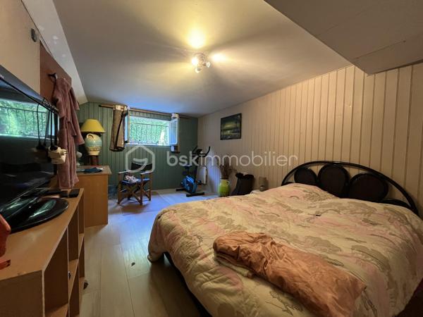 Située dans un environnement calme et agréable, cette maison sur sous-sol semi-enterré de 128 m² offre de beaux volumes et un fort potentiel pour accueillir une famille.

Au rez-de-chaussée, vous découvrirez :
-une entrée
-un salon/séjour lumineux
-une véranda agréable ouverte sur l’extérieur
-une cuisine
-3 chambres dont une avec dressing
-une salle d’eau
-un WC indépendant

Le sous-sol propose de nombreux espaces supplémentaires avec :
-une 4ème chambre
-un espace studio indépendant comprenant une grande chambre d’environ 15 m²
-une salle d’eau
-un WC séparé
-un garage

À l’extérieur, vous profiterez d’un terrain de 837 m² comprenant :
-un jardin spacieux
-une terrasse
-un atelier extérieur
-un car-port pour le stationnement
-un puits raccordé à la maison
-la fibre installée

Cette maison offre un cadre de vie idéal pour une famille recherchant espace, tranquillité et potentiel d’aménagement.

⚠️ Assainissement collectif à prévoir (devis déjà réalisé).

📞 Pour plus d’informations ou organiser une visite, contactez-moi.