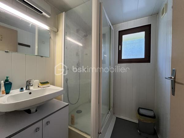 Située dans un environnement calme et agréable, cette maison sur sous-sol semi-enterré de 128 m² offre de beaux volumes et un fort potentiel pour accueillir une famille.

Au rez-de-chaussée, vous découvrirez :
-une entrée
-un salon/séjour lumineux
-une véranda agréable ouverte sur l’extérieur
-une cuisine
-3 chambres dont une avec dressing
-une salle d’eau
-un WC indépendant

Le sous-sol propose de nombreux espaces supplémentaires avec :
-une 4ème chambre
-un espace studio indépendant comprenant une grande chambre d’environ 15 m²
-une salle d’eau
-un WC séparé
-un garage

À l’extérieur, vous profiterez d’un terrain de 837 m² comprenant :
-un jardin spacieux
-une terrasse
-un atelier extérieur
-un car-port pour le stationnement
-un puits raccordé à la maison
-la fibre installée

Cette maison offre un cadre de vie idéal pour une famille recherchant espace, tranquillité et potentiel d’aménagement.

⚠️ Assainissement collectif à prévoir (devis déjà réalisé).

📞 Pour plus d’informations ou organiser une visite, contactez-moi.