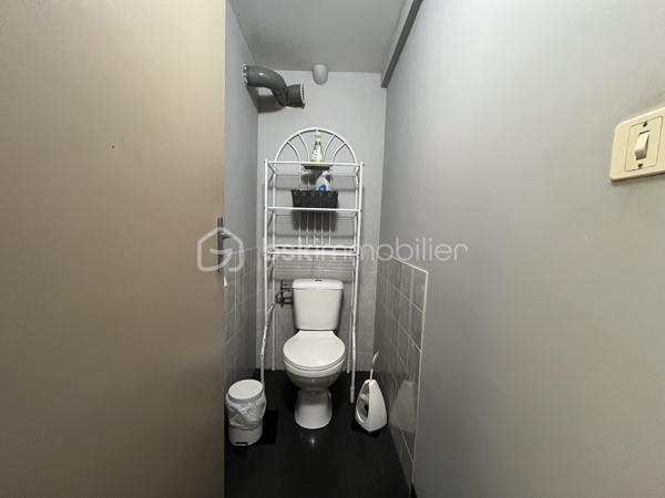 Située dans un environnement calme et agréable, cette maison sur sous-sol semi-enterré de 128 m² offre de beaux volumes et un fort potentiel pour accueillir une famille.

Au rez-de-chaussée, vous découvrirez :
-une entrée
-un salon/séjour lumineux
-une véranda agréable ouverte sur l’extérieur
-une cuisine
-3 chambres dont une avec dressing
-une salle d’eau
-un WC indépendant

Le sous-sol propose de nombreux espaces supplémentaires avec :
-une 4ème chambre
-un espace studio indépendant comprenant une grande chambre d’environ 15 m²
-une salle d’eau
-un WC séparé
-un garage

À l’extérieur, vous profiterez d’un terrain de 837 m² comprenant :
-un jardin spacieux
-une terrasse
-un atelier extérieur
-un car-port pour le stationnement
-un puits raccordé à la maison
-la fibre installée

Cette maison offre un cadre de vie idéal pour une famille recherchant espace, tranquillité et potentiel d’aménagement.

⚠️ Assainissement collectif à prévoir (devis déjà réalisé).

📞 Pour plus d’informations ou organiser une visite, contactez-moi.