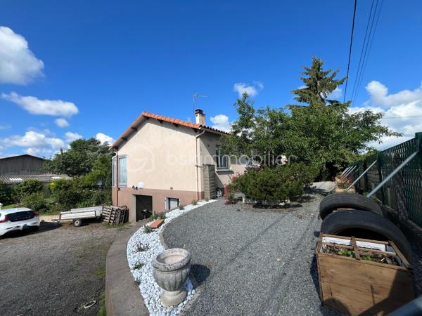 Située dans un environnement calme et agréable, cette maison sur sous-sol semi-enterré de 128 m² offre de beaux volumes et un fort potentiel pour accueillir une famille.

Au rez-de-chaussée, vous découvrirez :
-une entrée
-un salon/séjour lumineux
-une véranda agréable ouverte sur l’extérieur
-une cuisine
-3 chambres dont une avec dressing
-une salle d’eau
-un WC indépendant

Le sous-sol propose de nombreux espaces supplémentaires avec :
-une 4ème chambre
-un espace studio indépendant comprenant une grande chambre d’environ 15 m²
-une salle d’eau
-un WC séparé
-un garage

À l’extérieur, vous profiterez d’un terrain de 837 m² comprenant :
-un jardin spacieux
-une terrasse
-un atelier extérieur
-un car-port pour le stationnement
-un puits raccordé à la maison
-la fibre installée

Cette maison offre un cadre de vie idéal pour une famille recherchant espace, tranquillité et potentiel d’aménagement.

⚠️ Assainissement collectif à prévoir (devis déjà réalisé).

📞 Pour plus d’informations ou organiser une visite, contactez-moi.