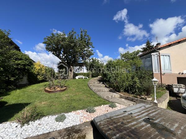 Située dans un environnement calme et agréable, cette maison sur sous-sol semi-enterré de 128 m² offre de beaux volumes et un fort potentiel pour accueillir une famille.

Au rez-de-chaussée, vous découvrirez :
-une entrée
-un salon/séjour lumineux
-une véranda agréable ouverte sur l’extérieur
-une cuisine
-3 chambres dont une avec dressing
-une salle d’eau
-un WC indépendant

Le sous-sol propose de nombreux espaces supplémentaires avec :
-une 4ème chambre
-un espace studio indépendant comprenant une grande chambre d’environ 15 m²
-une salle d’eau
-un WC séparé
-un garage

À l’extérieur, vous profiterez d’un terrain de 837 m² comprenant :
-un jardin spacieux
-une terrasse
-un atelier extérieur
-un car-port pour le stationnement
-un puits raccordé à la maison
-la fibre installée

Cette maison offre un cadre de vie idéal pour une famille recherchant espace, tranquillité et potentiel d’aménagement.

⚠️ Assainissement collectif à prévoir (devis déjà réalisé).

📞 Pour plus d’informations ou organiser une visite, contactez-moi.