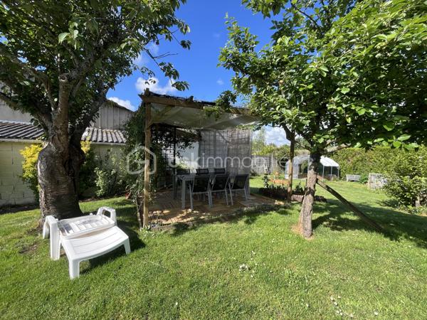 Située dans un environnement calme et agréable, cette maison sur sous-sol semi-enterré de 128 m² offre de beaux volumes et un fort potentiel pour accueillir une famille.

Au rez-de-chaussée, vous découvrirez :
-une entrée
-un salon/séjour lumineux
-une véranda agréable ouverte sur l’extérieur
-une cuisine
-3 chambres dont une avec dressing
-une salle d’eau
-un WC indépendant

Le sous-sol propose de nombreux espaces supplémentaires avec :
-une 4ème chambre
-un espace studio indépendant comprenant une grande chambre d’environ 15 m²
-une salle d’eau
-un WC séparé
-un garage

À l’extérieur, vous profiterez d’un terrain de 837 m² comprenant :
-un jardin spacieux
-une terrasse
-un atelier extérieur
-un car-port pour le stationnement
-un puits raccordé à la maison
-la fibre installée

Cette maison offre un cadre de vie idéal pour une famille recherchant espace, tranquillité et potentiel d’aménagement.

⚠️ Assainissement collectif à prévoir (devis déjà réalisé).

📞 Pour plus d’informations ou organiser une visite, contactez-moi.