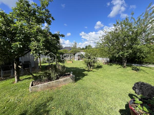 Située dans un environnement calme et agréable, cette maison sur sous-sol semi-enterré de 128 m² offre de beaux volumes et un fort potentiel pour accueillir une famille.

Au rez-de-chaussée, vous découvrirez :
-une entrée
-un salon/séjour lumineux
-une véranda agréable ouverte sur l’extérieur
-une cuisine
-3 chambres dont une avec dressing
-une salle d’eau
-un WC indépendant

Le sous-sol propose de nombreux espaces supplémentaires avec :
-une 4ème chambre
-un espace studio indépendant comprenant une grande chambre d’environ 15 m²
-une salle d’eau
-un WC séparé
-un garage

À l’extérieur, vous profiterez d’un terrain de 837 m² comprenant :
-un jardin spacieux
-une terrasse
-un atelier extérieur
-un car-port pour le stationnement
-un puits raccordé à la maison
-la fibre installée

Cette maison offre un cadre de vie idéal pour une famille recherchant espace, tranquillité et potentiel d’aménagement.

⚠️ Assainissement collectif à prévoir (devis déjà réalisé).

📞 Pour plus d’informations ou organiser une visite, contactez-moi.