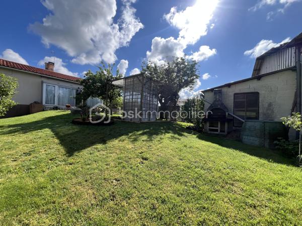 Située dans un environnement calme et agréable, cette maison sur sous-sol semi-enterré de 128 m² offre de beaux volumes et un fort potentiel pour accueillir une famille.

Au rez-de-chaussée, vous découvrirez :
-une entrée
-un salon/séjour lumineux
-une véranda agréable ouverte sur l’extérieur
-une cuisine
-3 chambres dont une avec dressing
-une salle d’eau
-un WC indépendant

Le sous-sol propose de nombreux espaces supplémentaires avec :
-une 4ème chambre
-un espace studio indépendant comprenant une grande chambre d’environ 15 m²
-une salle d’eau
-un WC séparé
-un garage

À l’extérieur, vous profiterez d’un terrain de 837 m² comprenant :
-un jardin spacieux
-une terrasse
-un atelier extérieur
-un car-port pour le stationnement
-un puits raccordé à la maison
-la fibre installée

Cette maison offre un cadre de vie idéal pour une famille recherchant espace, tranquillité et potentiel d’aménagement.

⚠️ Assainissement collectif à prévoir (devis déjà réalisé).

📞 Pour plus d’informations ou organiser une visite, contactez-moi.