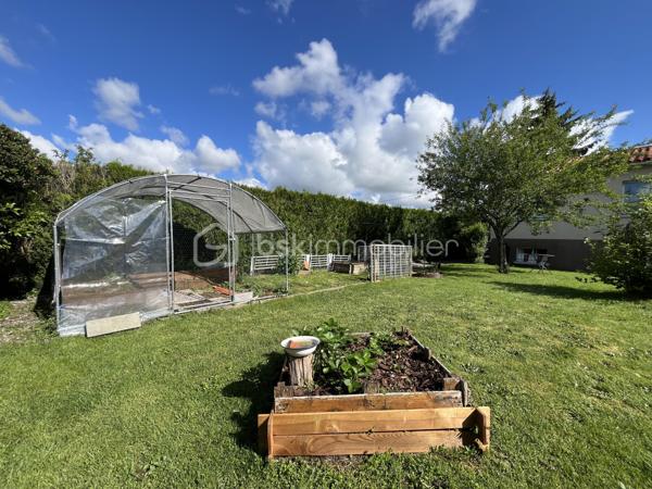 Située dans un environnement calme et agréable, cette maison sur sous-sol semi-enterré de 128 m² offre de beaux volumes et un fort potentiel pour accueillir une famille.

Au rez-de-chaussée, vous découvrirez :
-une entrée
-un salon/séjour lumineux
-une véranda agréable ouverte sur l’extérieur
-une cuisine
-3 chambres dont une avec dressing
-une salle d’eau
-un WC indépendant

Le sous-sol propose de nombreux espaces supplémentaires avec :
-une 4ème chambre
-un espace studio indépendant comprenant une grande chambre d’environ 15 m²
-une salle d’eau
-un WC séparé
-un garage

À l’extérieur, vous profiterez d’un terrain de 837 m² comprenant :
-un jardin spacieux
-une terrasse
-un atelier extérieur
-un car-port pour le stationnement
-un puits raccordé à la maison
-la fibre installée

Cette maison offre un cadre de vie idéal pour une famille recherchant espace, tranquillité et potentiel d’aménagement.

⚠️ Assainissement collectif à prévoir (devis déjà réalisé).

📞 Pour plus d’informations ou organiser une visite, contactez-moi.